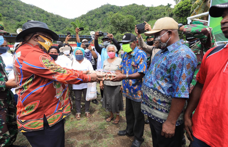 Kembali Serahkan Bantuan, Wagub : Target Terdistribusi ke 30 Ribu Warga